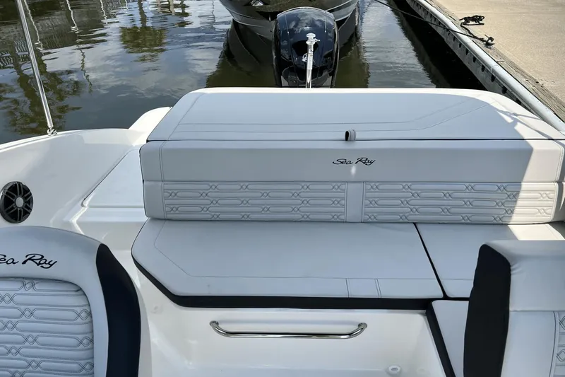 Slide: The Image of Sea Ray SPX 190 Outboard 2025 - 4