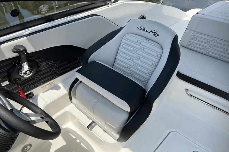 Slide: The Image of Sea Ray SPX 190 Outboard 2025 - 8