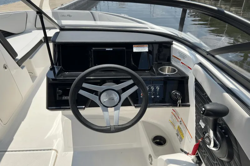 Slide: The Image of Sea Ray SPX 190 Outboard 2025 - 9