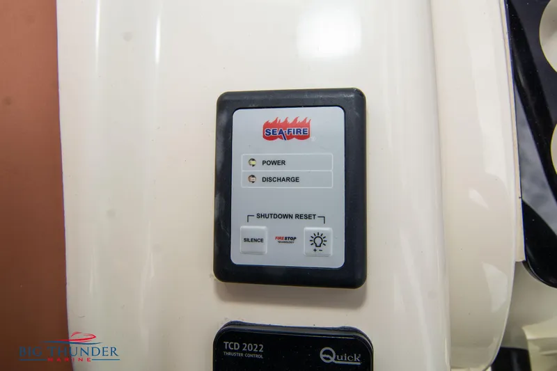 Slide: The Image of Capoforte CX280i 2024 model control panel with Sea-Fire system and TCD 2022 throttle control. - 33