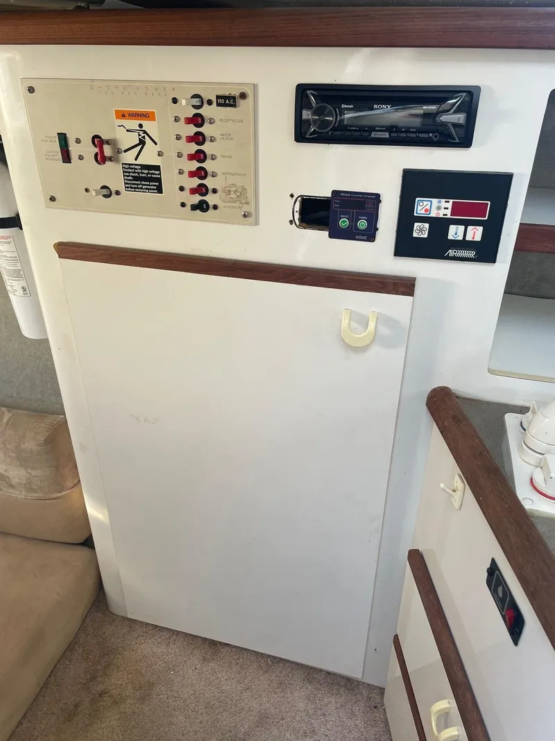 Slide: The Image of 1994 Bayliner 2655 Ciera control panel and interior cabin features. - 13