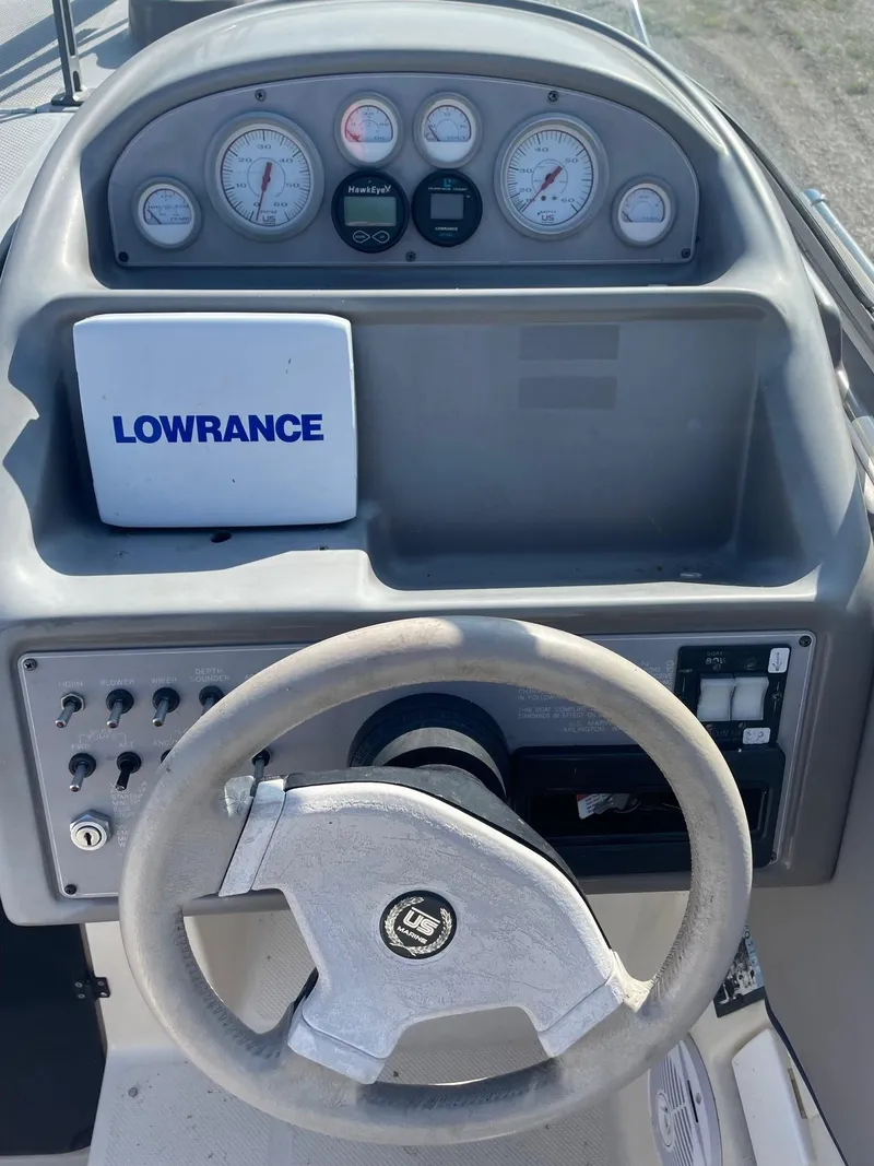 Slide: The Image of 1994 Bayliner 2655 Ciera helm with Lowrance navigation system and instrument panel. - 8