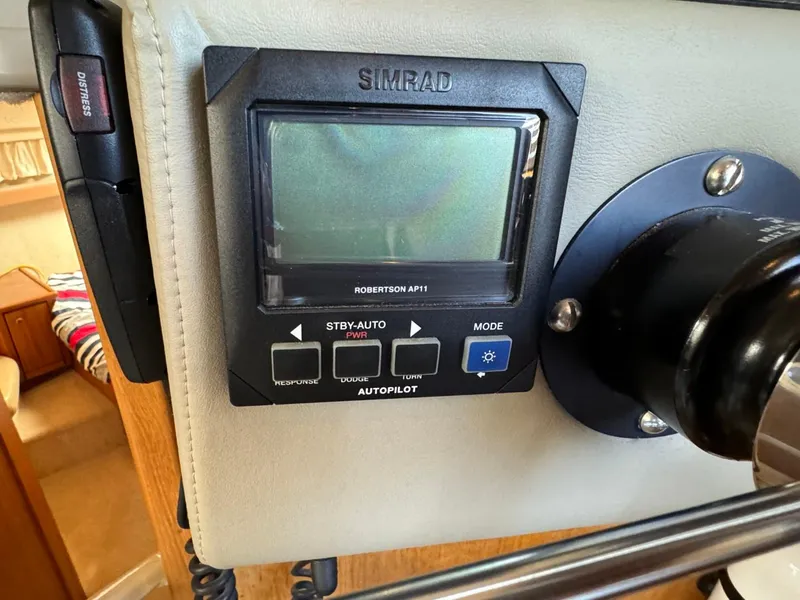 Slide: The Image of Simrad autopilot system on 1999 Bayliner 4087 Aft Cabin Motor Yacht dashboard. - 20