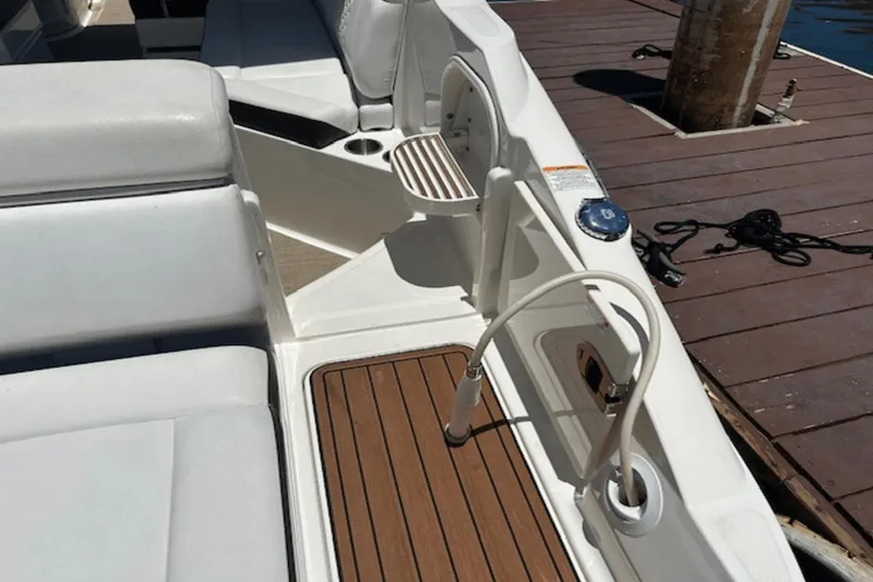 Slide: The Image of Sea Ray 270 SDX 2018 - 10