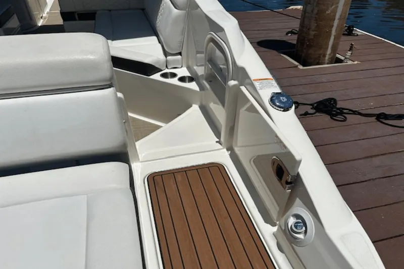 Slide: The Image of Sea Ray 270 SDX 2018 - 11