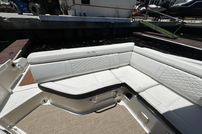 Slide: The Image of Sea Ray 270 SDX 2018 - 16