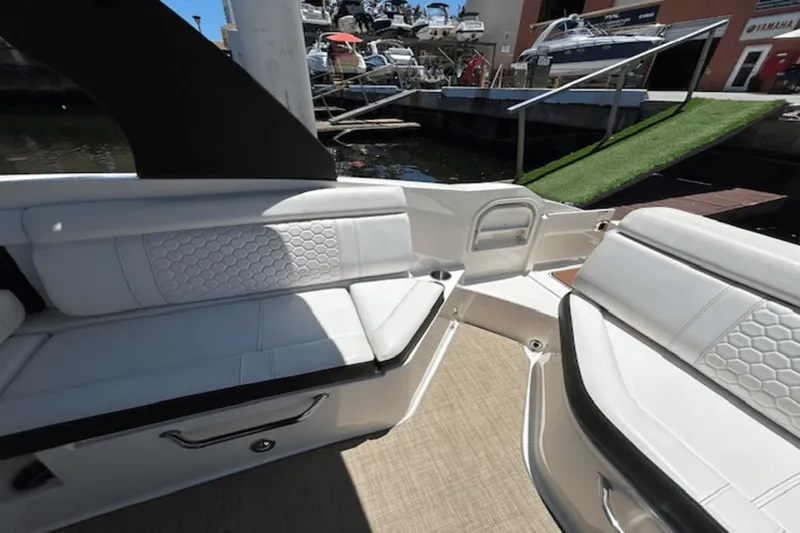 Slide: The Image of Sea Ray 270 SDX 2018 - 18