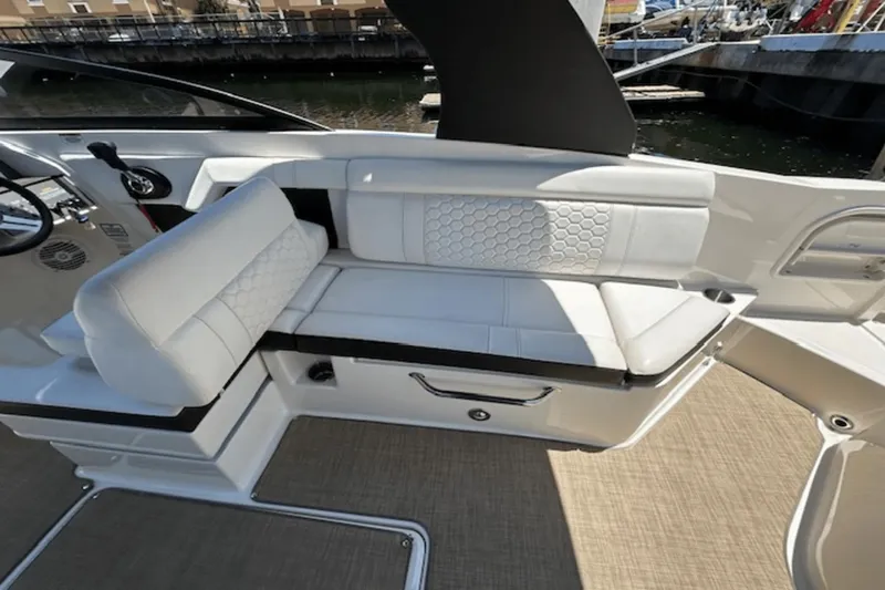 Slide: The Image of Sea Ray 270 SDX 2018 - 19