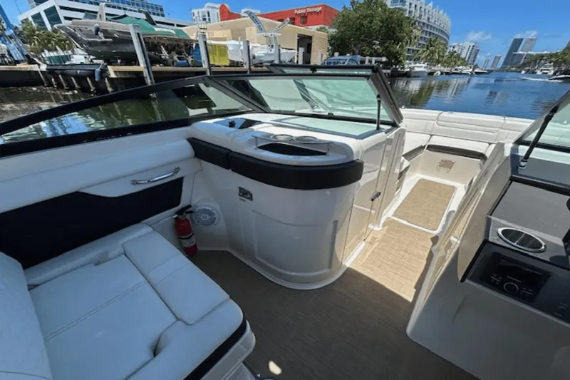 Slide: The Image of Sea Ray 270 SDX 2018 - 21