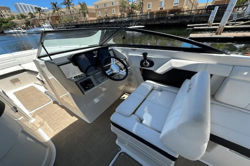 Slide: The Image of Sea Ray 270 SDX 2018 - 22