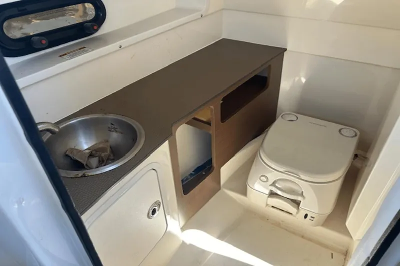 Slide: The Image of Sea Ray 270 SDX 2018 - 32