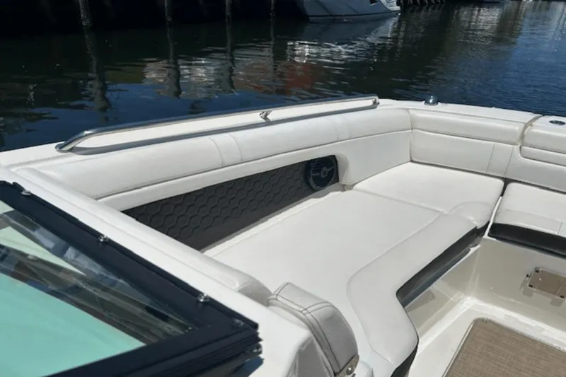Slide: The Image of Sea Ray 270 SDX 2018 - 36