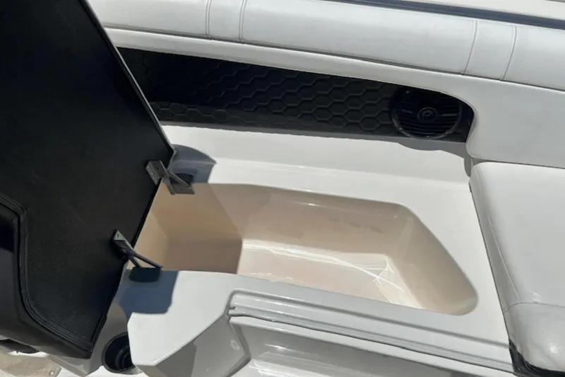 Slide: The Image of Sea Ray 270 SDX 2018 - 37