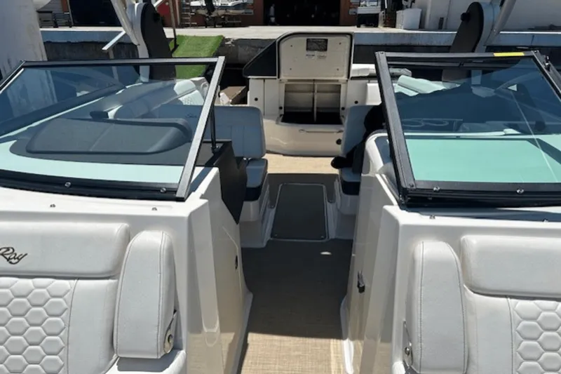 Slide: The Image of Sea Ray 270 SDX 2018 - 42
