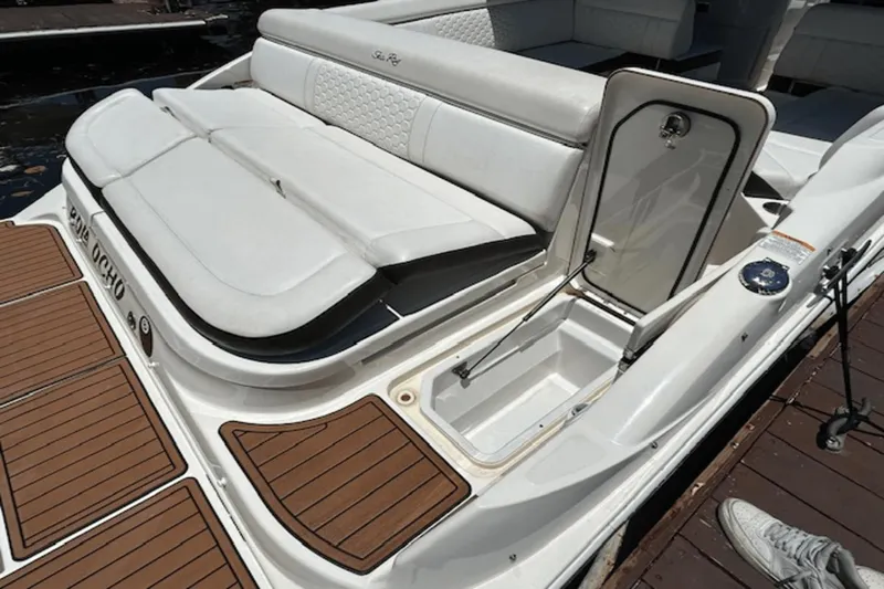Slide: The Image of Sea Ray 270 SDX 2018 - 8