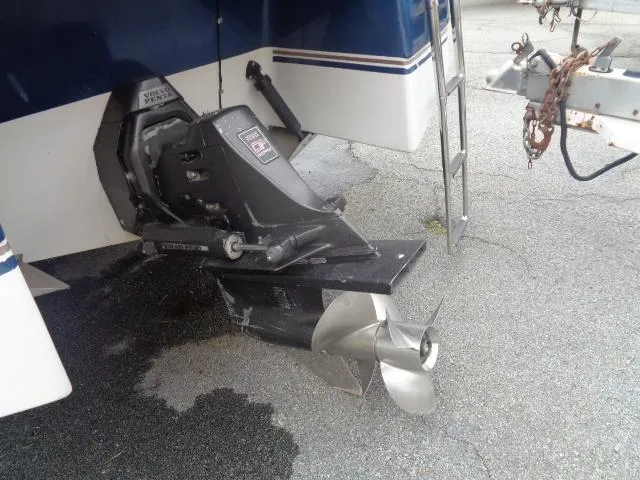 Slide: The Image of 1996 Four Winns 240 Horizon boat stern drive and propeller. - 31