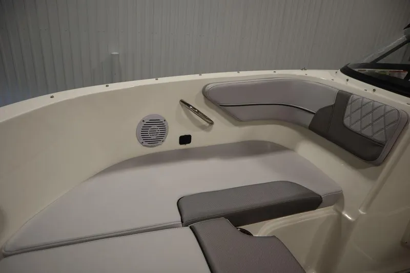 Slide: The Image of Bayliner VR4 Bowrider I/O 2024 - 56