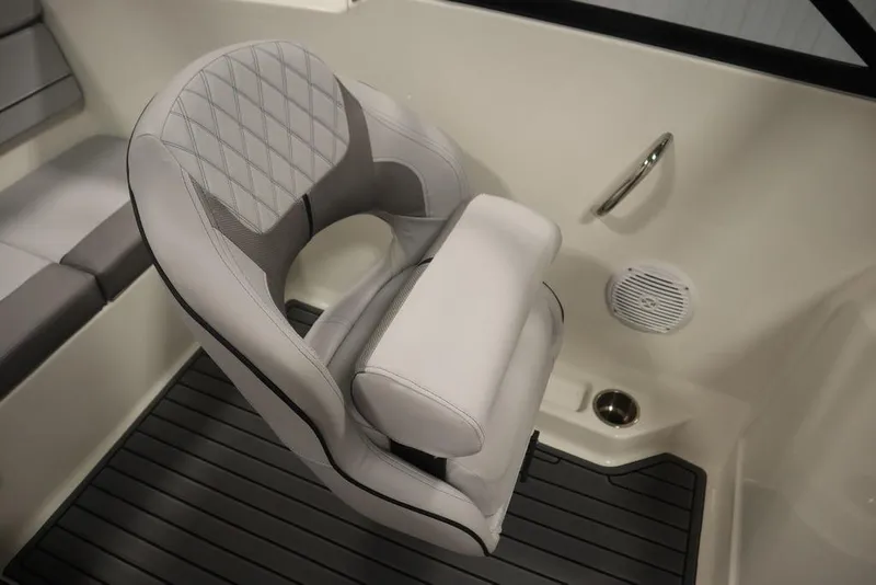 Slide: The Image of Bayliner VR4 Bowrider I/O 2024 - 60