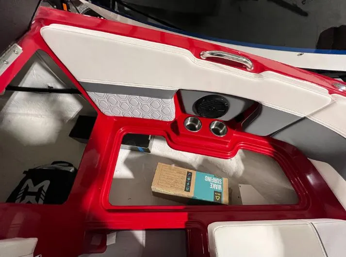 Slide: The Image of Heyday Wake Boats H22 2023 - 12