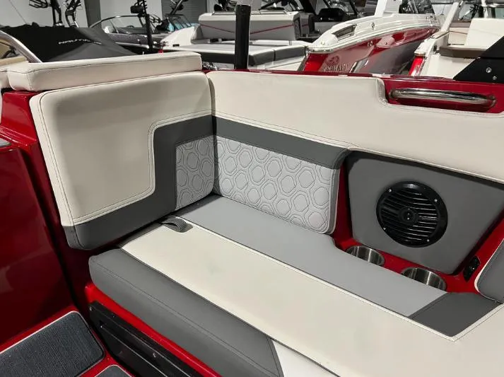 Slide: The Image of Heyday Wake Boats H22 2023 - 21