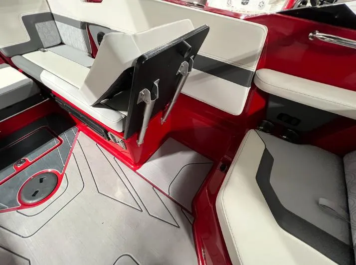 Slide: The Image of Heyday Wake Boats H22 2023 - 6