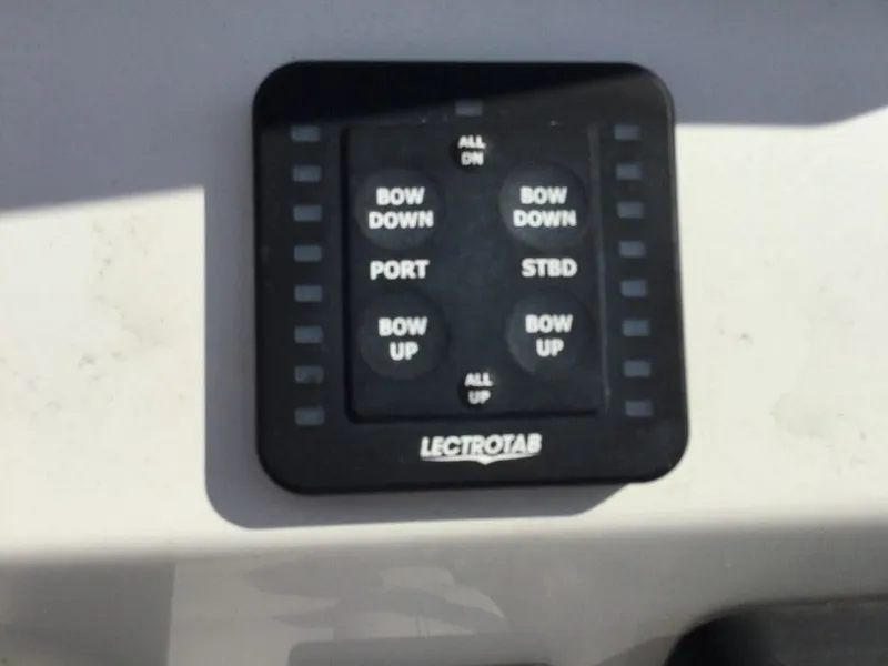 Slide: The Image of Sea Pro 240 Dual Console 2024 - 19