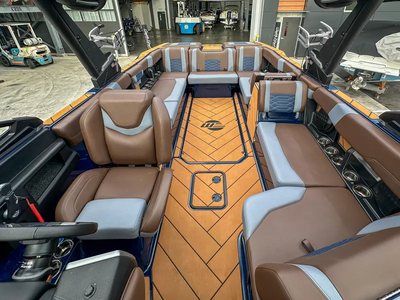 Slide: The Image of Malibu 26 LSV 2024 - 5