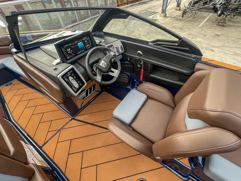 Slide: The Image of Malibu 26 LSV 2024 - 7