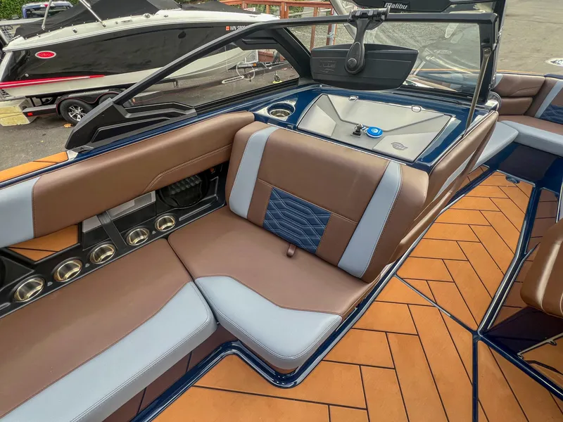 Slide: The Image of Malibu 26 LSV 2024 - 9