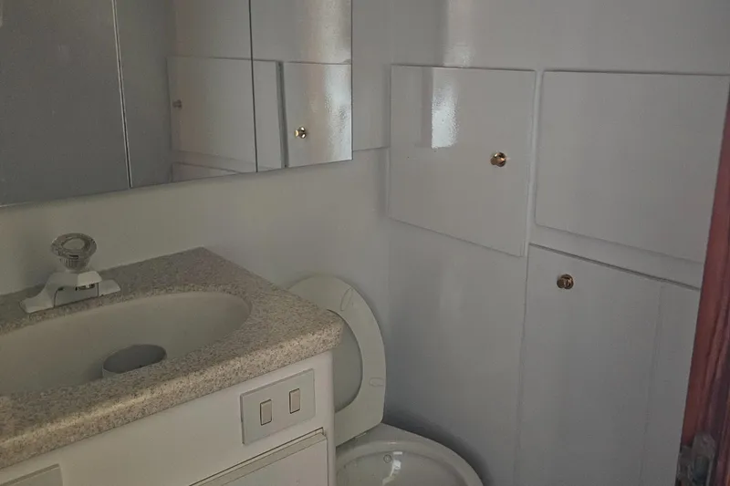 Slide: The Image of Interior of 1999 Ocean Yachts 48 Super Sport with TV and entertainment system. - 17