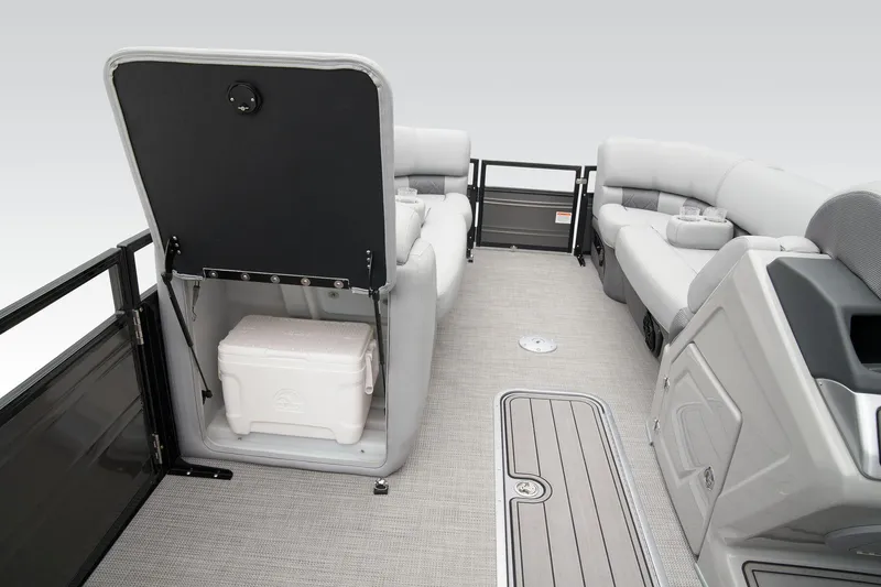 Slide: The Image of Regency 230 LE3 Sport 2024 - 33