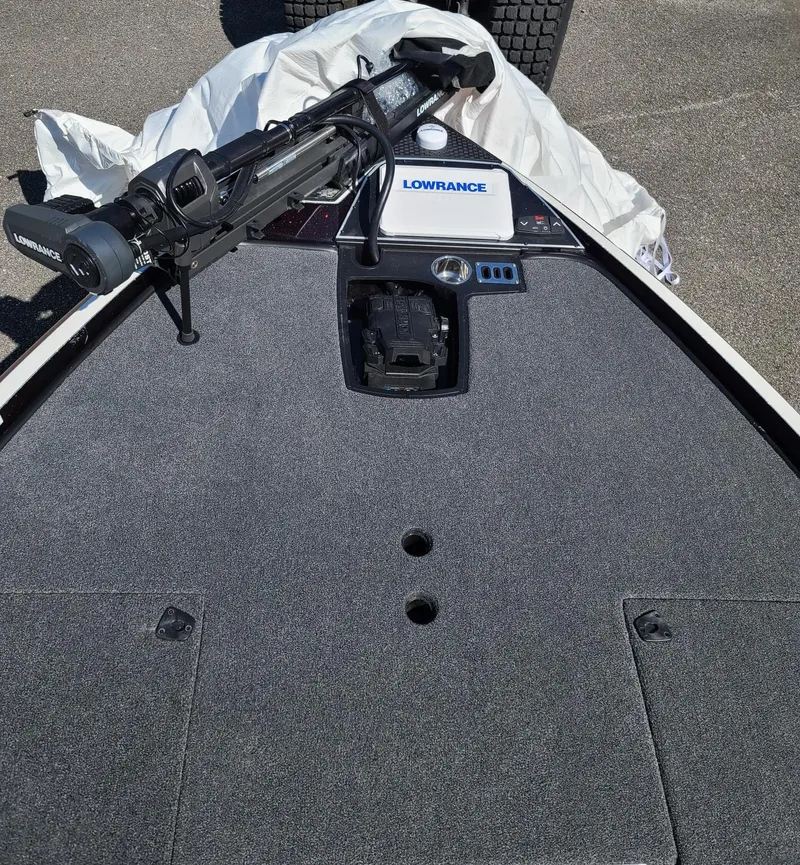 Slide: The Image of 2024 Ranger Z521R boat deck with Lowrance equipment and trolling motor. - 7