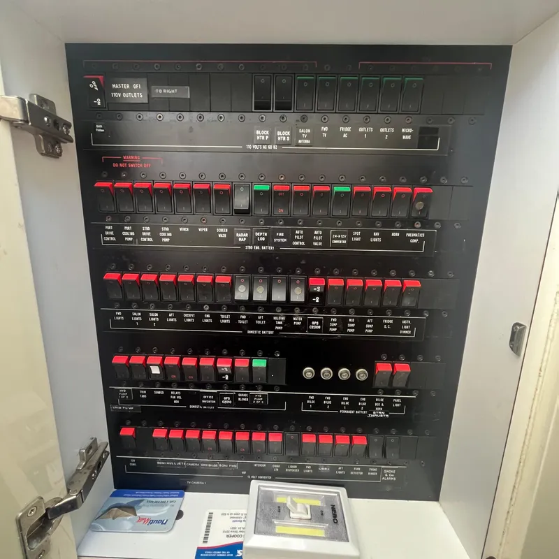 Slide: The Image of Sunseeker Renegade 60 1993 - 57