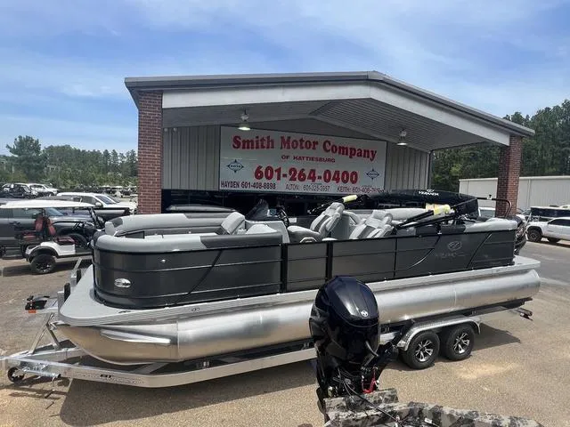 Slide: The Image of Veranda VR25RC Deluxe Tri-Toon 2024 - 1