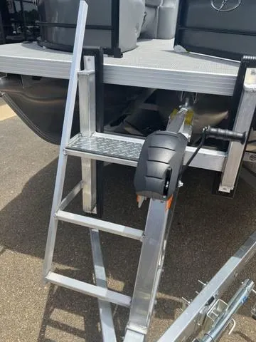 Slide: The Image of Veranda VR25RC Deluxe Tri-Toon 2024 - 10