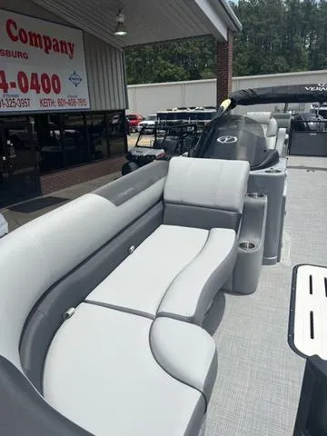 Slide: The Image of Veranda VR25RC Deluxe Tri-Toon 2024 - 11