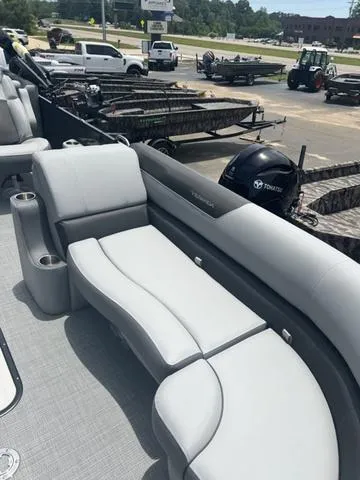 Slide: The Image of Veranda VR25RC Deluxe Tri-Toon 2024 - 12