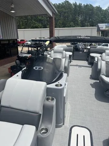 Slide: The Image of Veranda VR25RC Deluxe Tri-Toon 2024 - 13