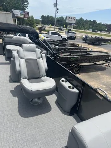 Slide: The Image of Veranda VR25RC Deluxe Tri-Toon 2024 - 14