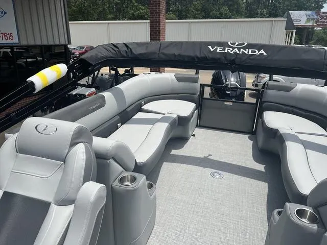 Slide: The Image of Veranda VR25RC Deluxe Tri-Toon 2024 - 15