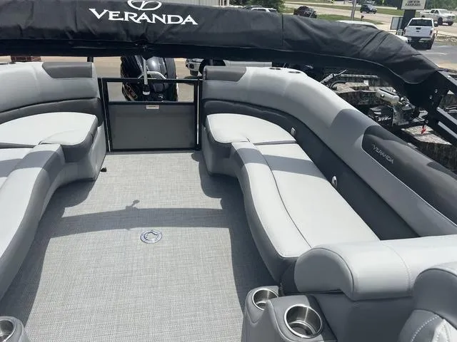 Slide: The Image of Veranda VR25RC Deluxe Tri-Toon 2024 - 16