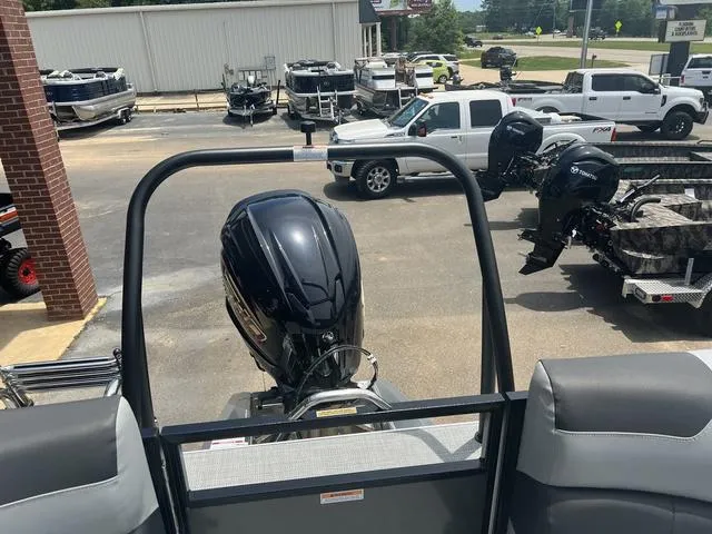 Slide: The Image of Veranda VR25RC Deluxe Tri-Toon 2024 - 17