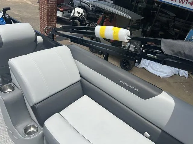 Slide: The Image of Veranda VR25RC Deluxe Tri-Toon 2024 - 18