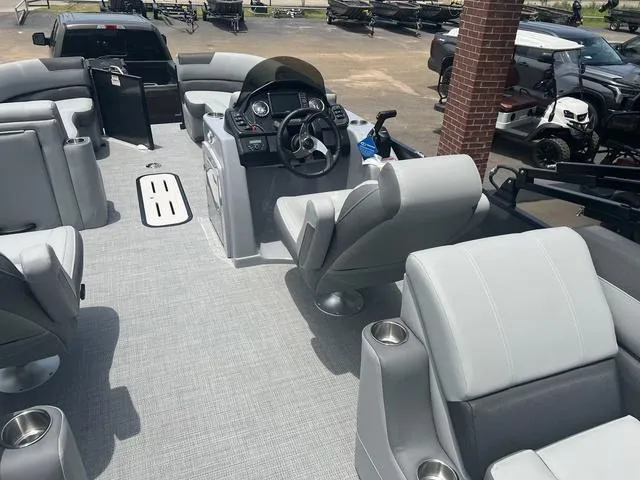 Slide: The Image of Veranda VR25RC Deluxe Tri-Toon 2024 - 19