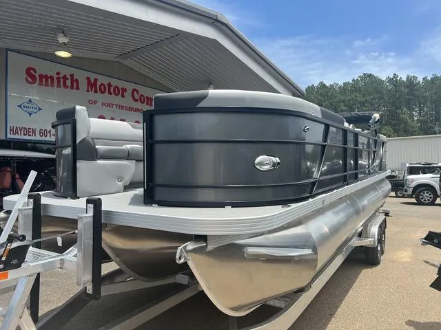 Slide: The Image of Veranda VR25RC Deluxe Tri-Toon 2024 - 2