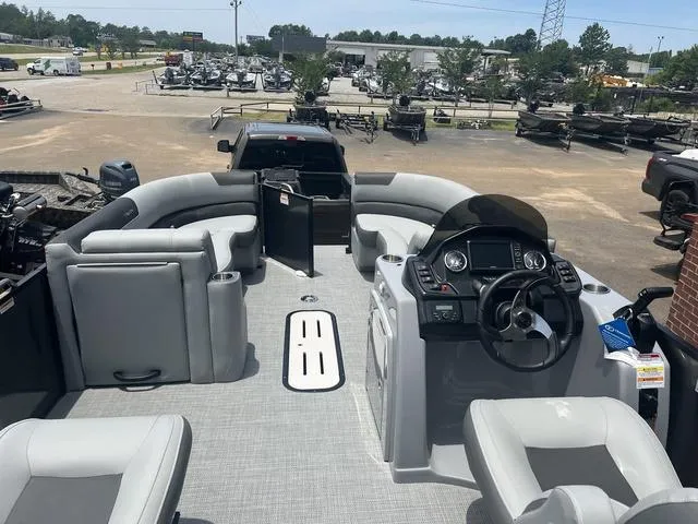 Slide: The Image of Veranda VR25RC Deluxe Tri-Toon 2024 - 20