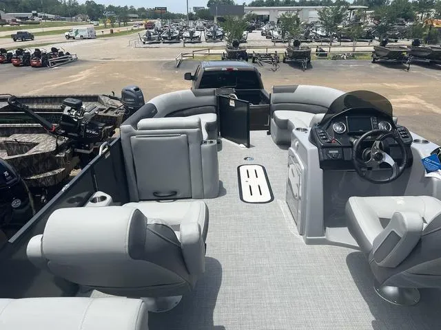 Slide: The Image of Veranda VR25RC Deluxe Tri-Toon 2024 - 21