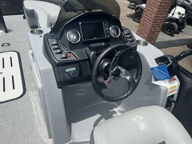 Slide: The Image of Veranda VR25RC Deluxe Tri-Toon 2024 - 22