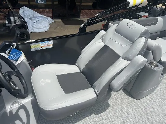 Slide: The Image of Veranda VR25RC Deluxe Tri-Toon 2024 - 23