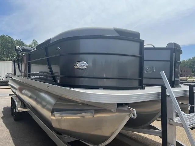 Slide: The Image of Veranda VR25RC Deluxe Tri-Toon 2024 - 3